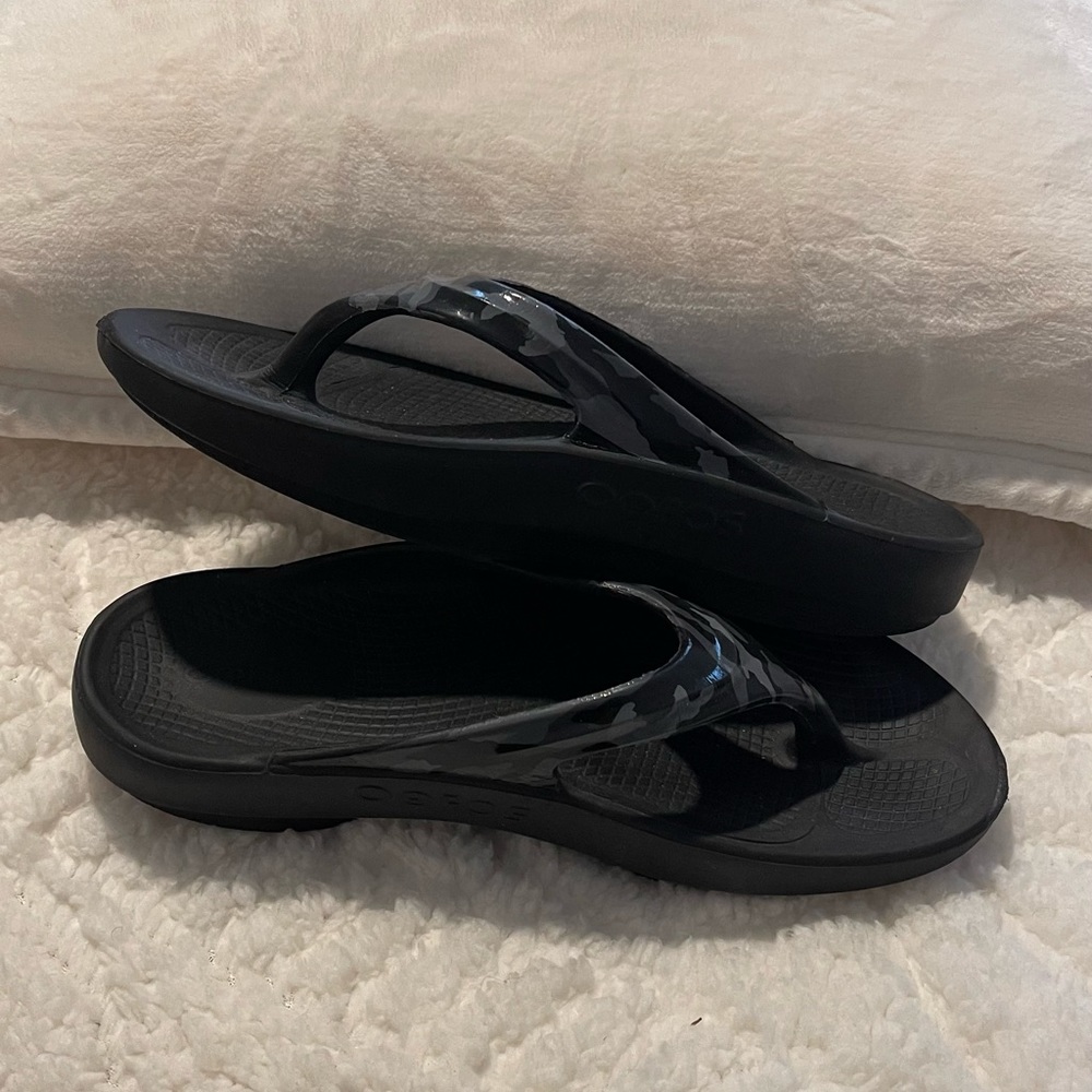 OOFOS oolala limited edition recovery thong sandal in grey camouflage